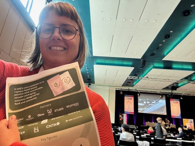 Anna-Catharina Röper
from the Danish Technological Institute, an E-OilÉ partner poses with the E-OilÉ flyer in hand